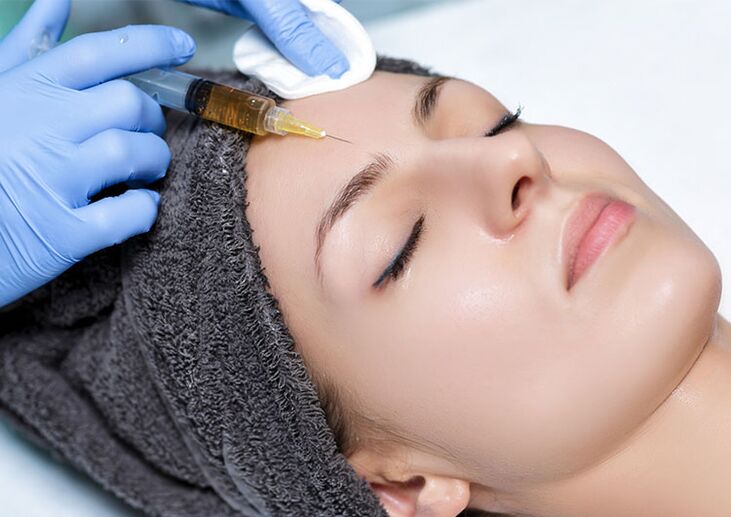Inject fillers into the skin around the eyes for rejuvenation